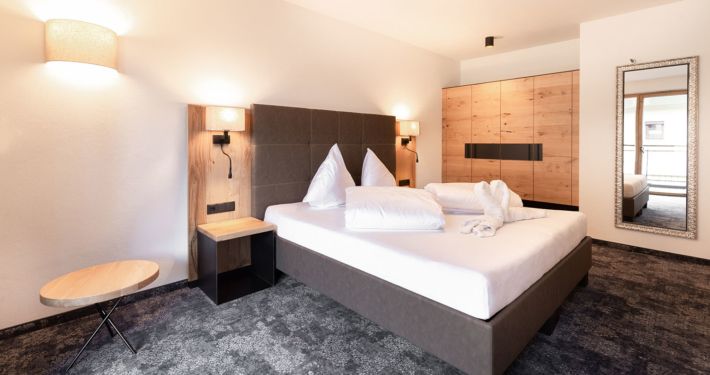 Apart Peppone modernes, helles Schlafzimmer, Ferienwohnung Tirol
